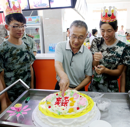 赵志华校长切蛋糕.JPG