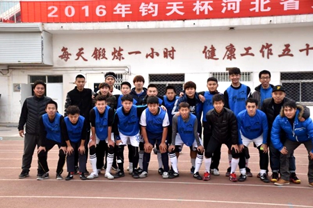 教练和运动员合影留念.jpg