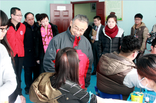 赵副校长关心同学.PNG
