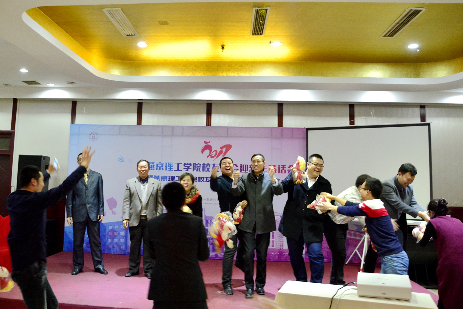 各学院主管学生副院长散发吉祥物京京.JPG