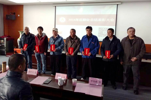副校长何双庆为获奖者颁奖.jpg