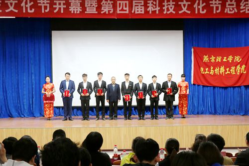 赵校长为获奖学生颁奖_副本.jpg