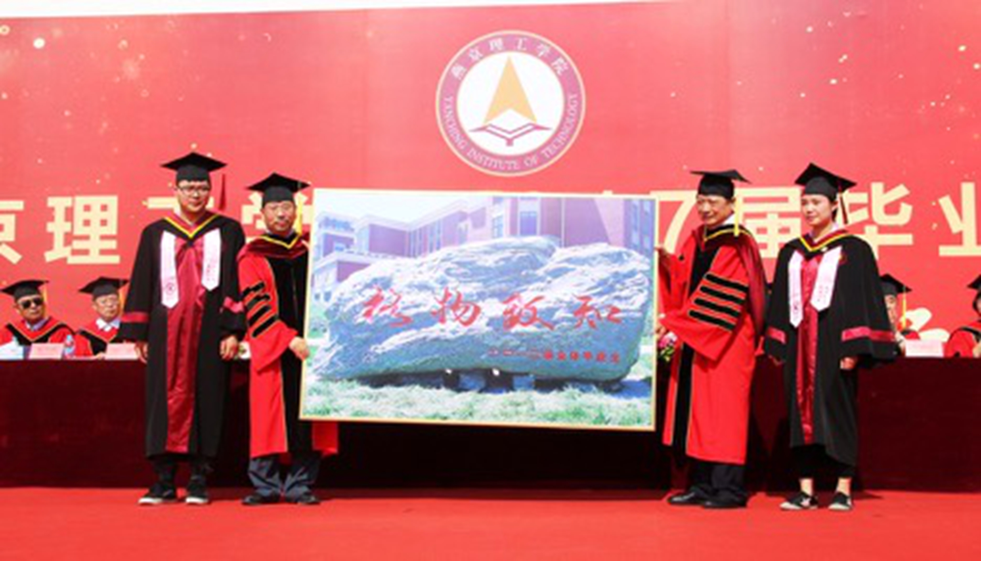 毕业生给母校送景观石.jpg