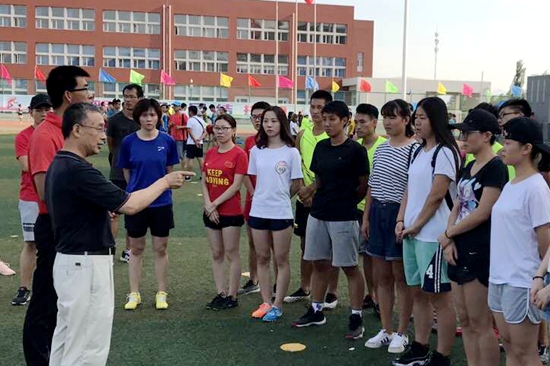 赵志华副校长鼓励运动健儿.jpg