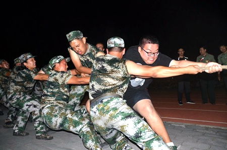 学生拼尽全力拔河.JPG