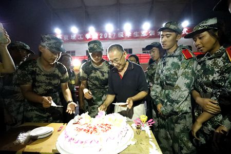 赵校长切蛋糕.JPG