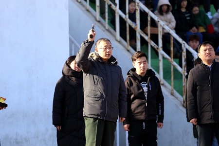 赵校长鸣枪.JPG