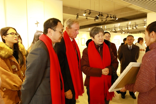 参观艺术展厅.jpg