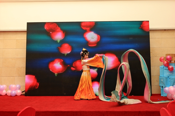 反串歌舞《女儿情》.JPG