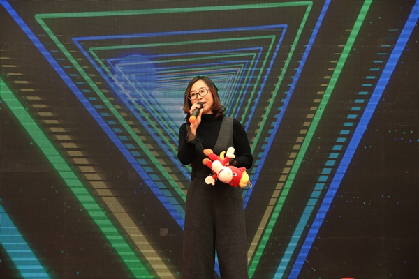 校友演唱《阳光总在风雨后》.JPG