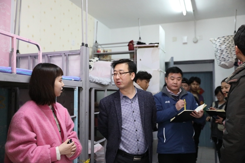 与学生交流 (2).JPG