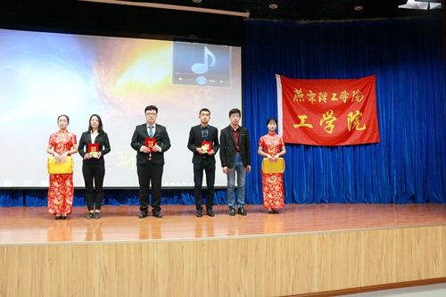 宫院长为获奖学生颁奖.JPG