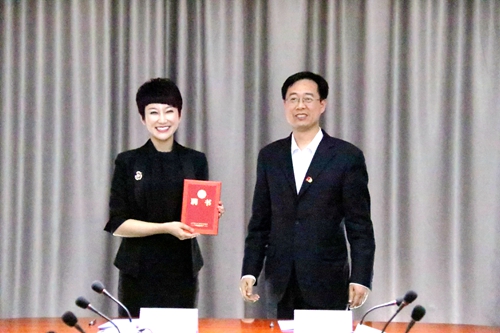 就业指导与校企合作中心主任霍德才向燕郊人民医院副院长郭菲颁发社会导师证书_副本.jpg