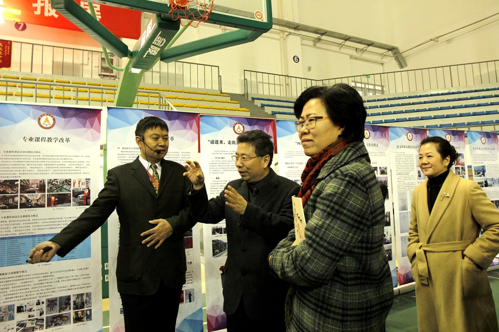 理事长吴保德在向领导专家及高校代表介绍我校.JPG