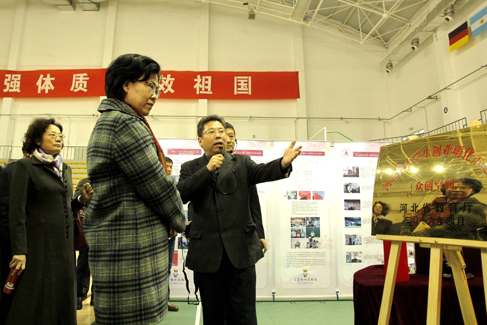 理事长吴保德教授在介绍我校创新创业工作开展情况.JPG